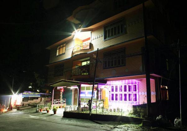 Norling Retreat Hotel Pelling Buitenkant foto